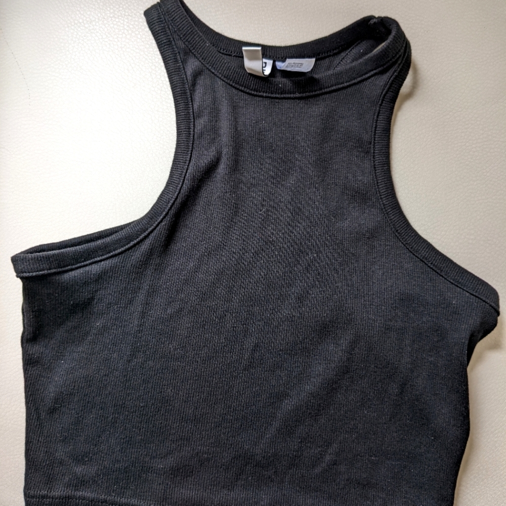 Black crop tank